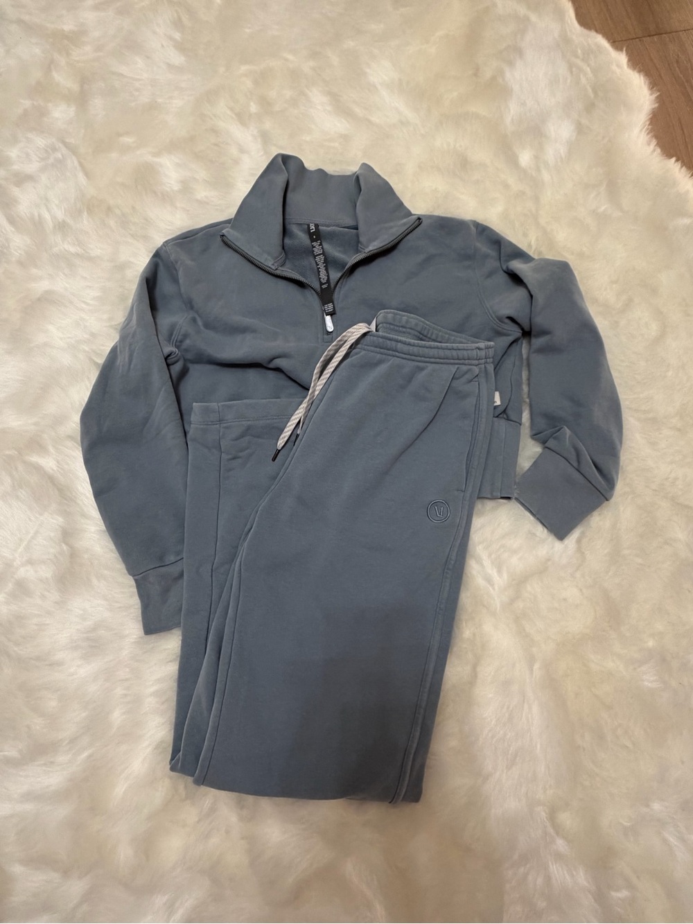 Vuori Cropped Quarter-Zip Sweatshirt in Slate with matching bottoms - size small